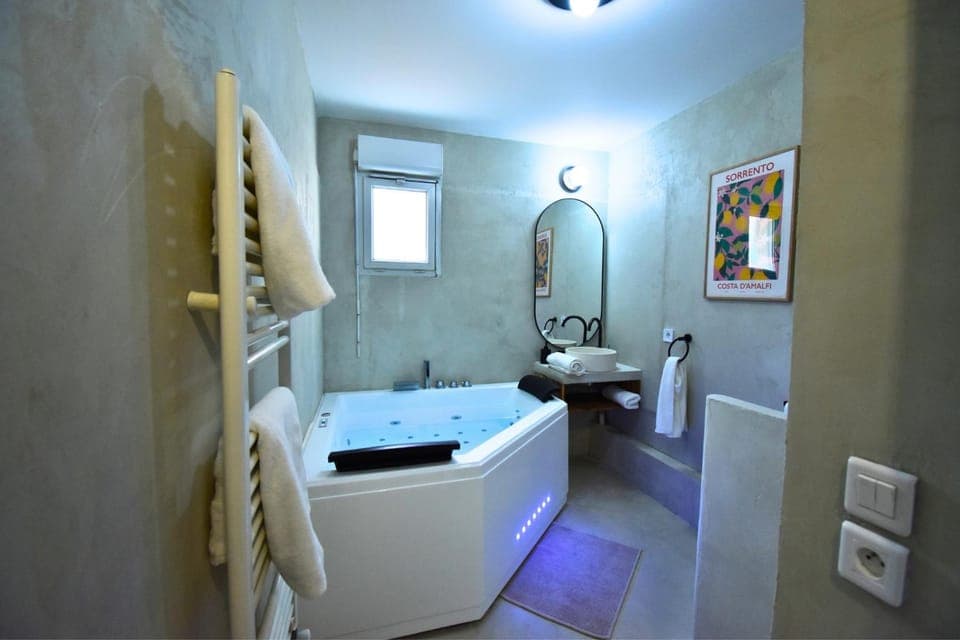 Hot Tub, Bathroom, Bath, towels