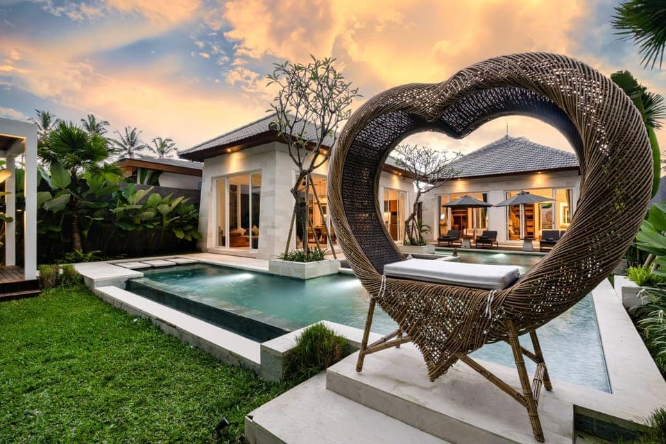 Property building, Decorative detail, Seating area, Pool view, Swimming pool, Swimming pool