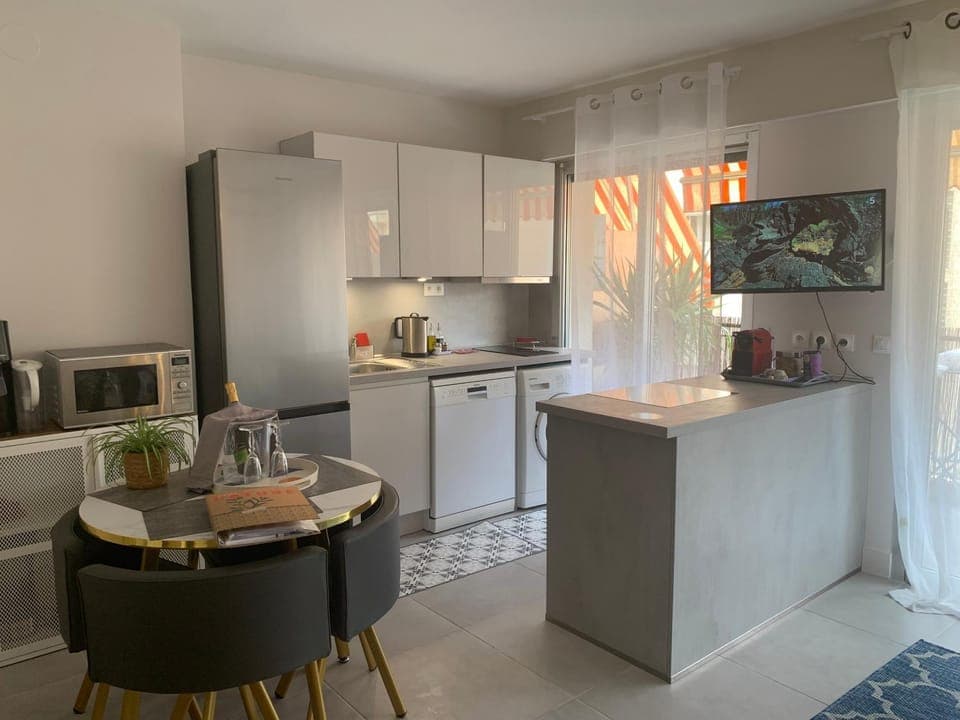 Coffee/tea facilities, Dining area, dishwasher, oven, stove