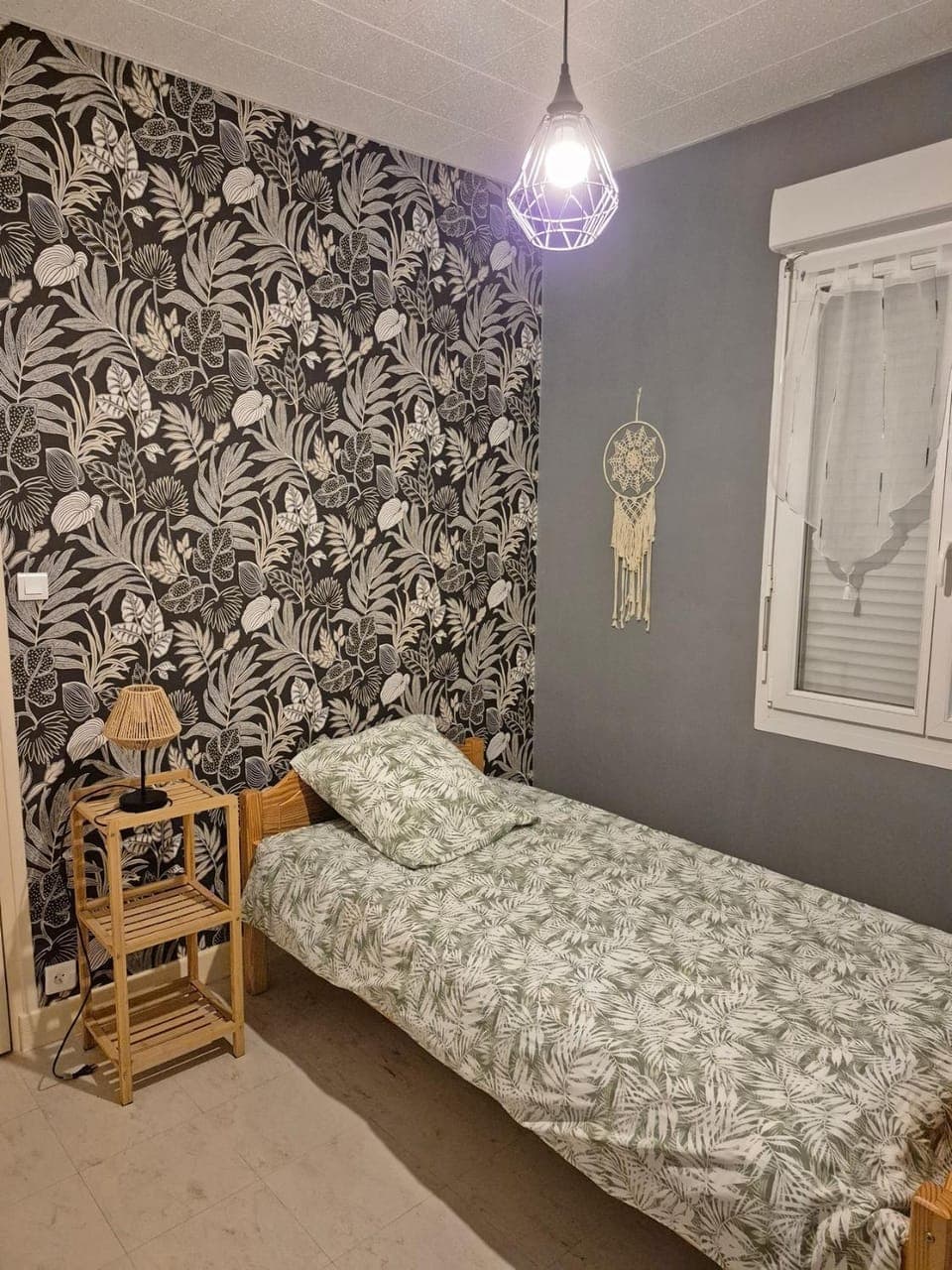 Photo of the whole room, Bedroom