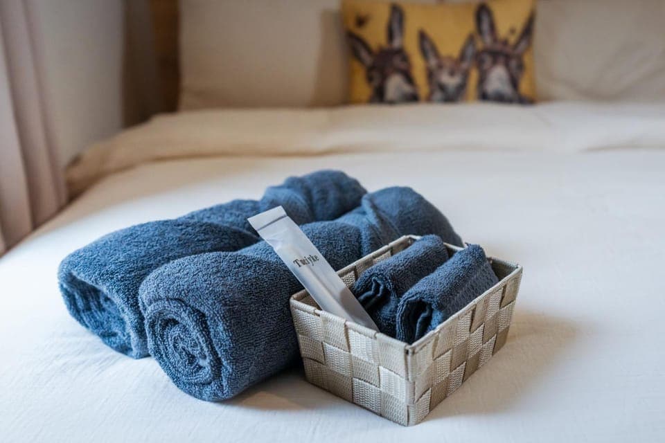 Bed, Bedroom, towels