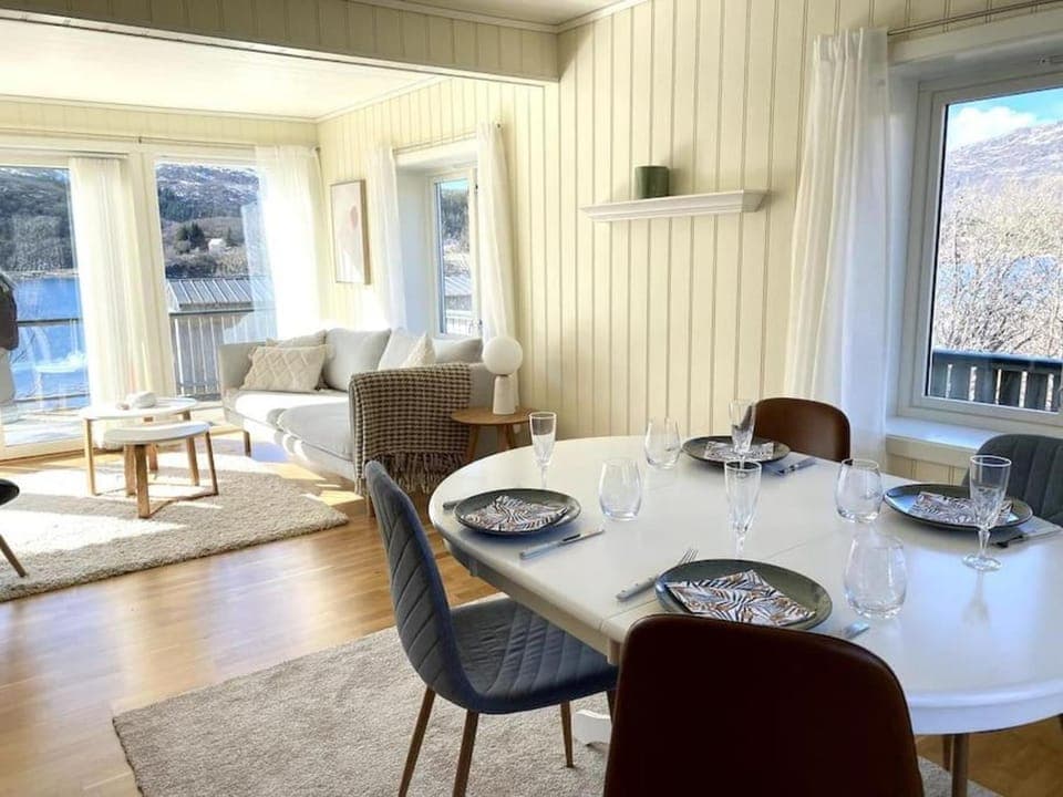 Dining area, Mountain view, Sea view, heating, internet
