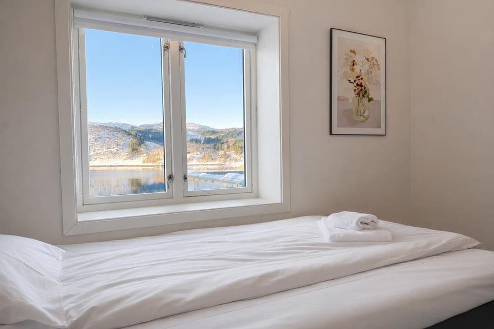 Bed, Day, Winter, Bedroom, Mountain view, Sea view