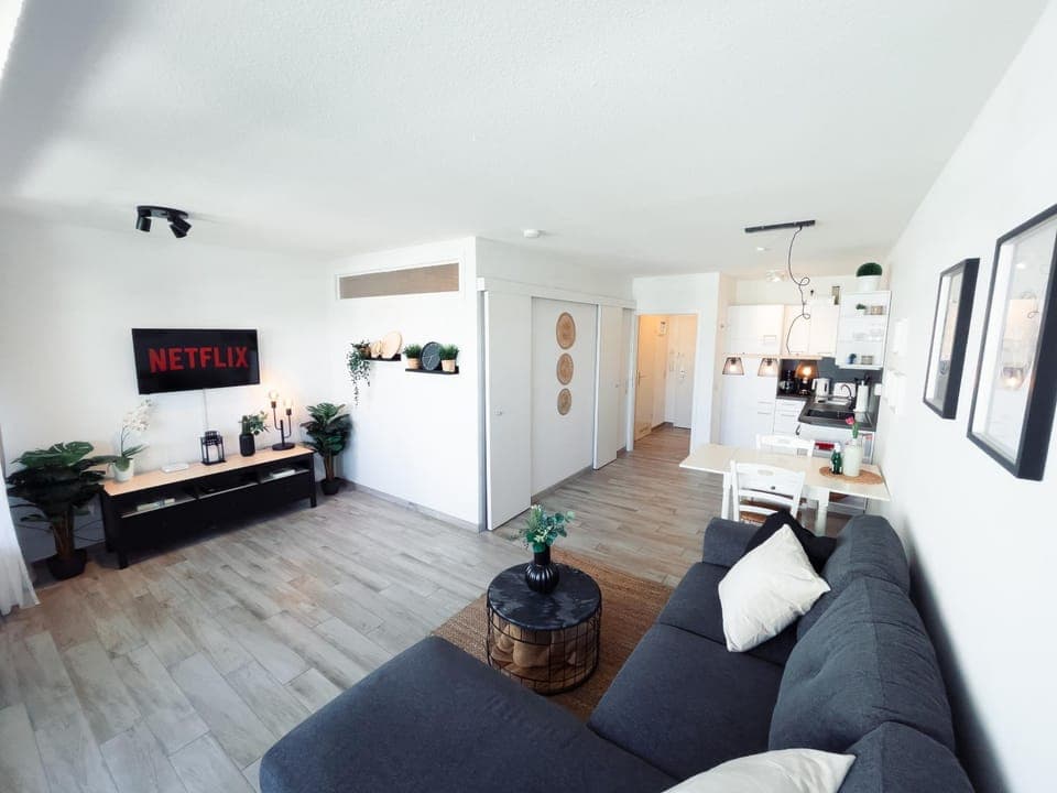 TV and multimedia, Kitchen or kitchenette, Living room, Seating area, Dining area, Evening entertainment