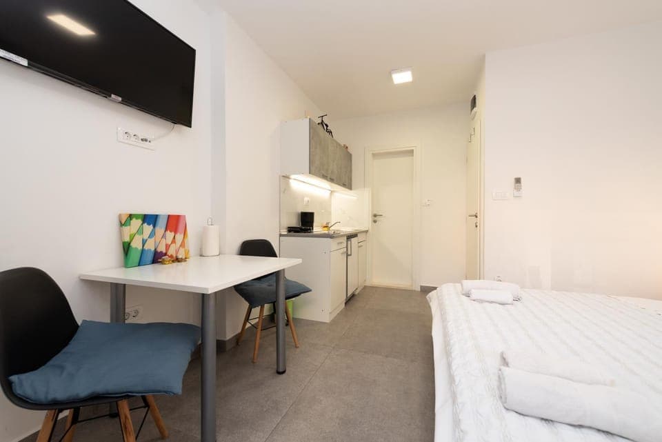 Bed, TV and multimedia, Kitchen or kitchenette, Dining area