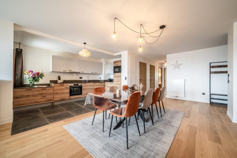 Kitchen or kitchenette, Dining area
