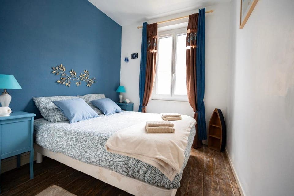 Bed, Photo of the whole room, Bedroom, towels