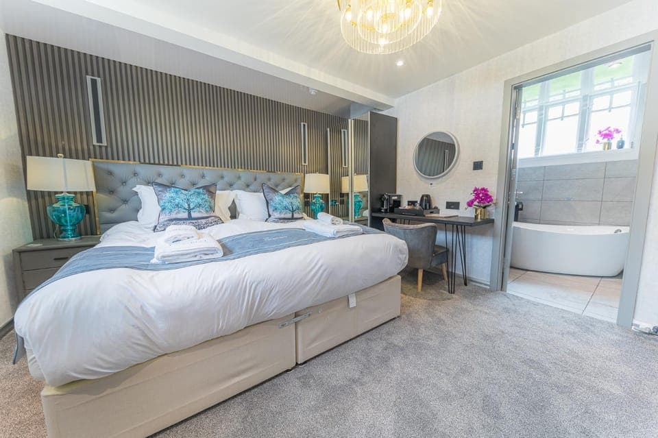 Seating area, Bedroom, towels