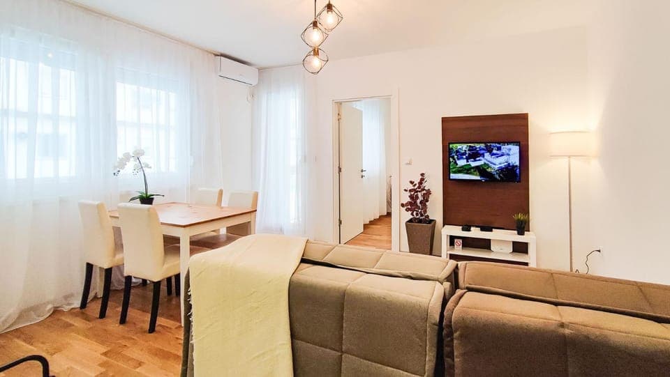 TV and multimedia, Living room, Seating area, Dining area