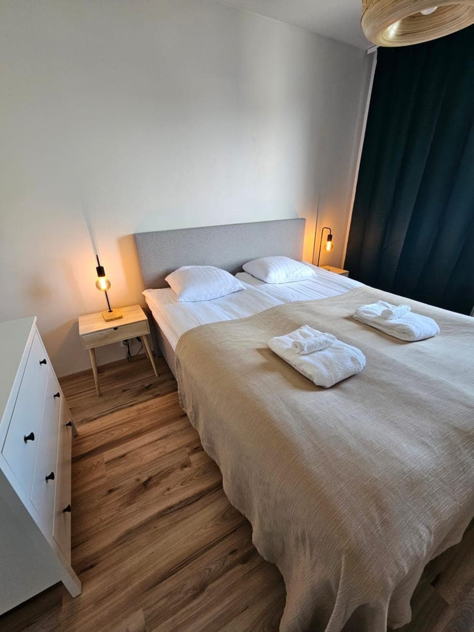 Bed, Bedroom, towels
