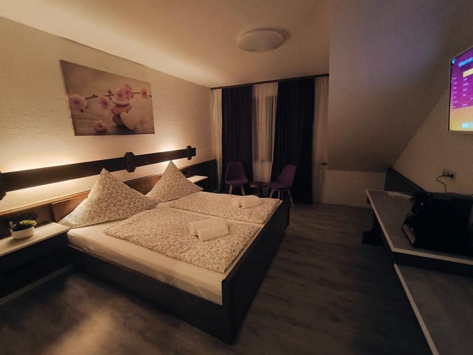 Bed, Photo of the whole room, Bedroom