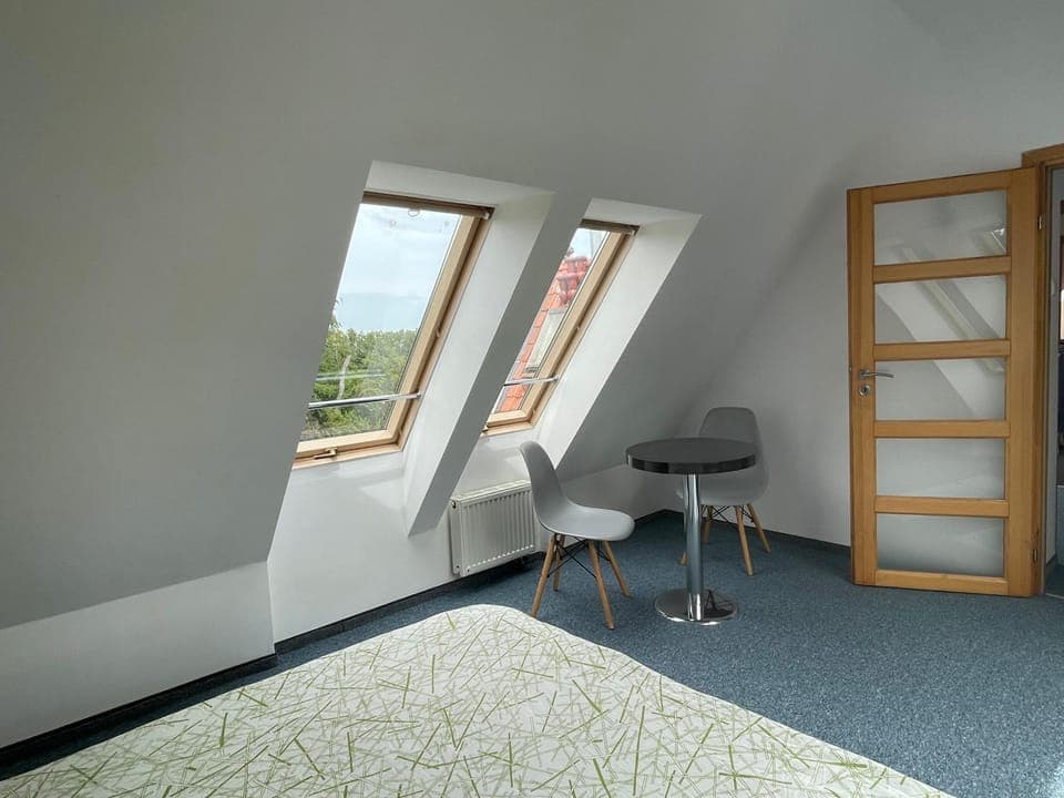 Photo of the whole room, Seating area