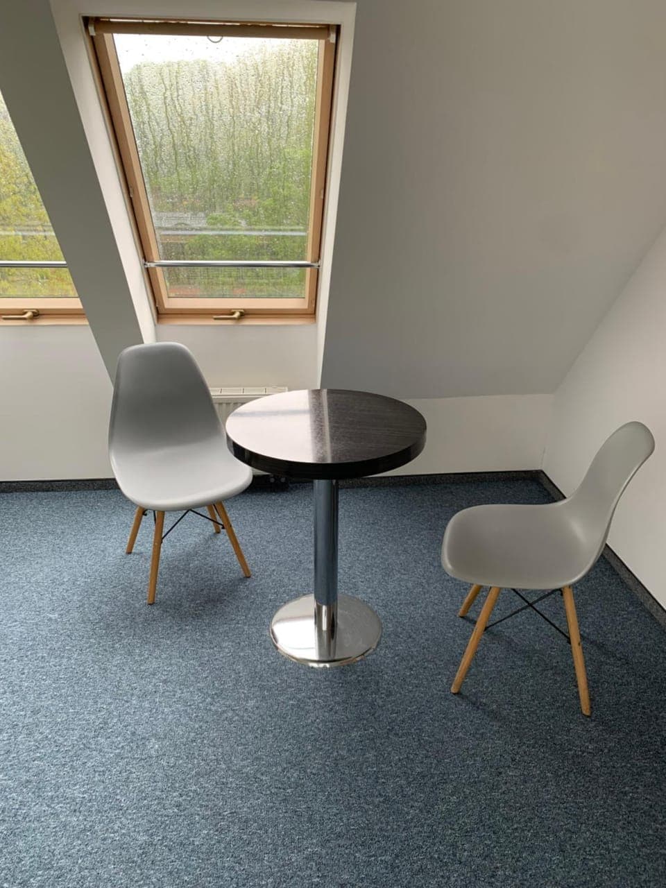 Photo of the whole room, Seating area