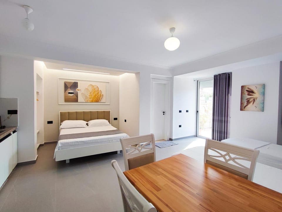 Bed, Living room, Photo of the whole room, Seating area, Dining area