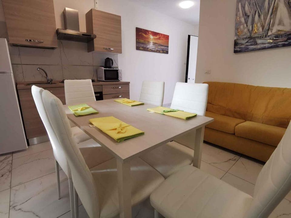 Kitchen or kitchenette, Living room, Seating area, Dining area, microwave