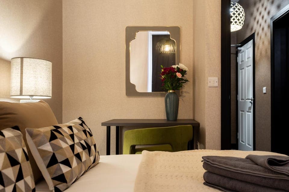 Bed, Photo of the whole room, Decorative detail, Seating area, Bedroom, towels, wardrobe