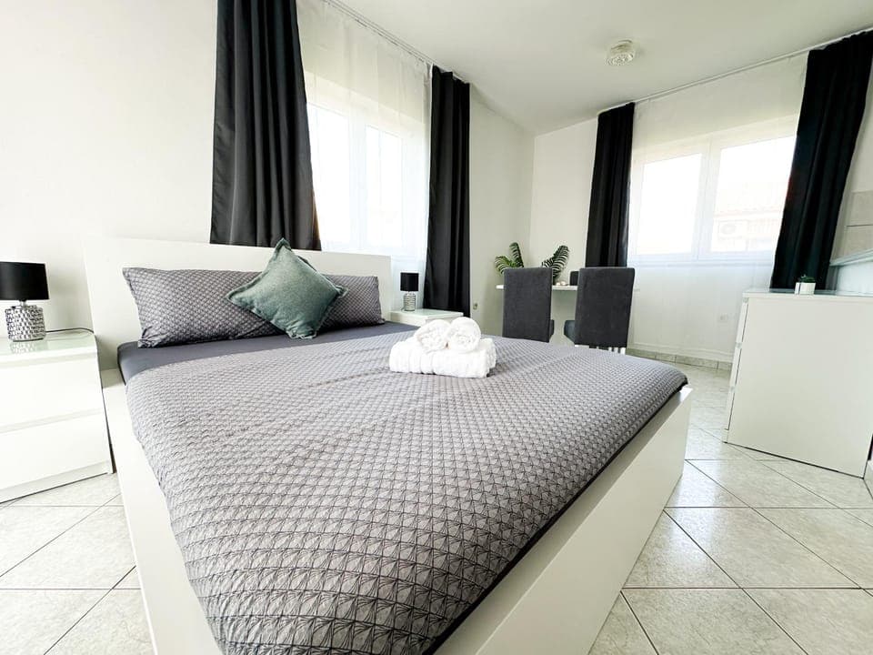 Bed, Photo of the whole room, Bedroom