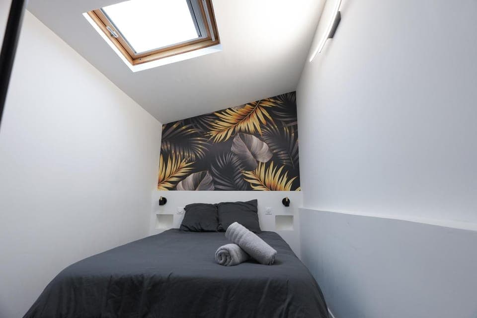 Bed, Photo of the whole room, Bedroom