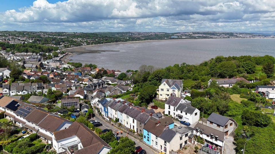 Property building, Nearby landmark, Day, Neighbourhood, Natural landscape, Bird's eye view, Sea view, Street view, Location