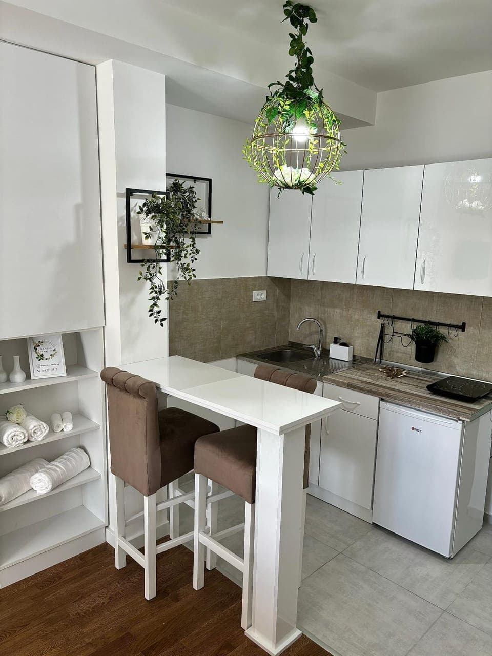 Kitchen or kitchenette, minibar