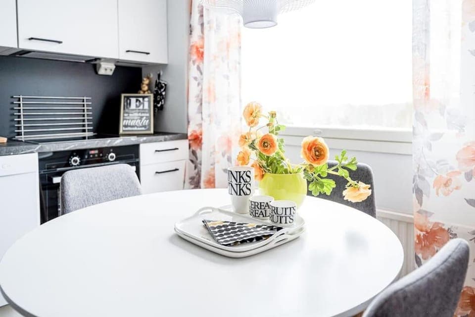 Kitchen or kitchenette, Dining area, oven