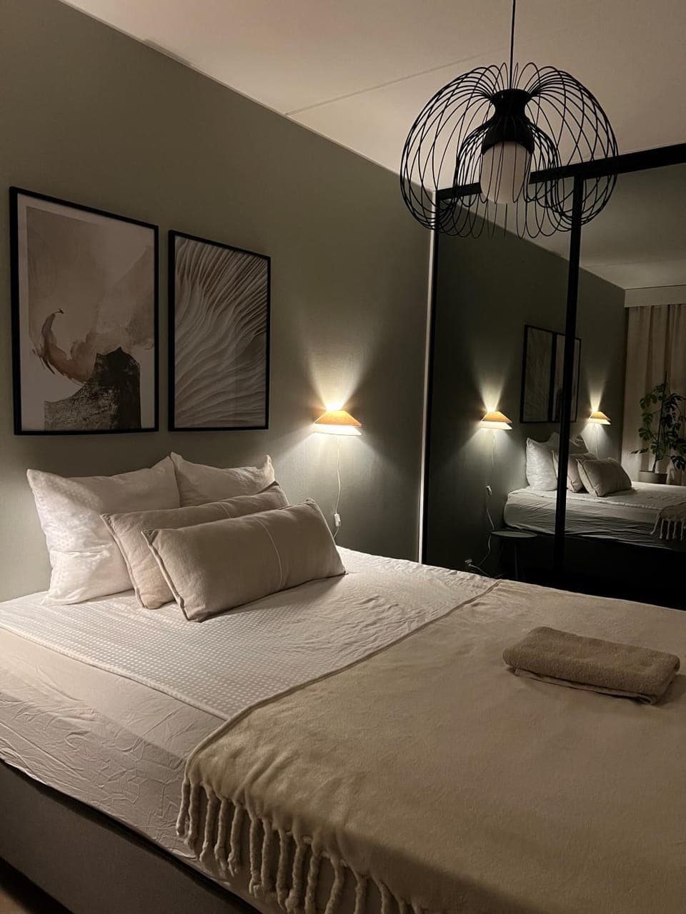 Bed, Photo of the whole room, Seating area, Bedroom, storage, towels