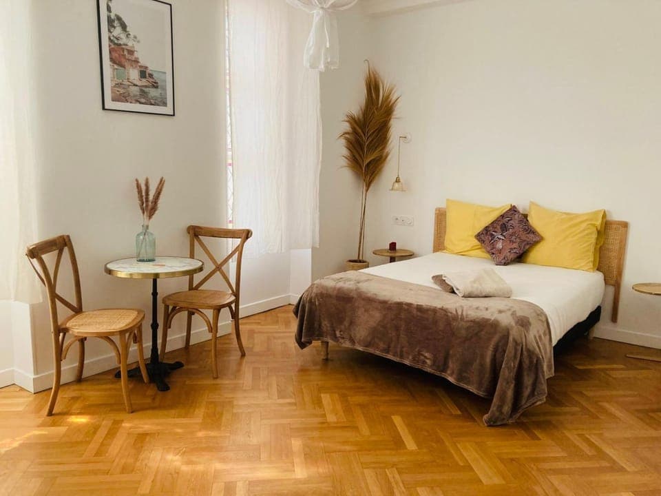 Photo of the whole room, Bedroom