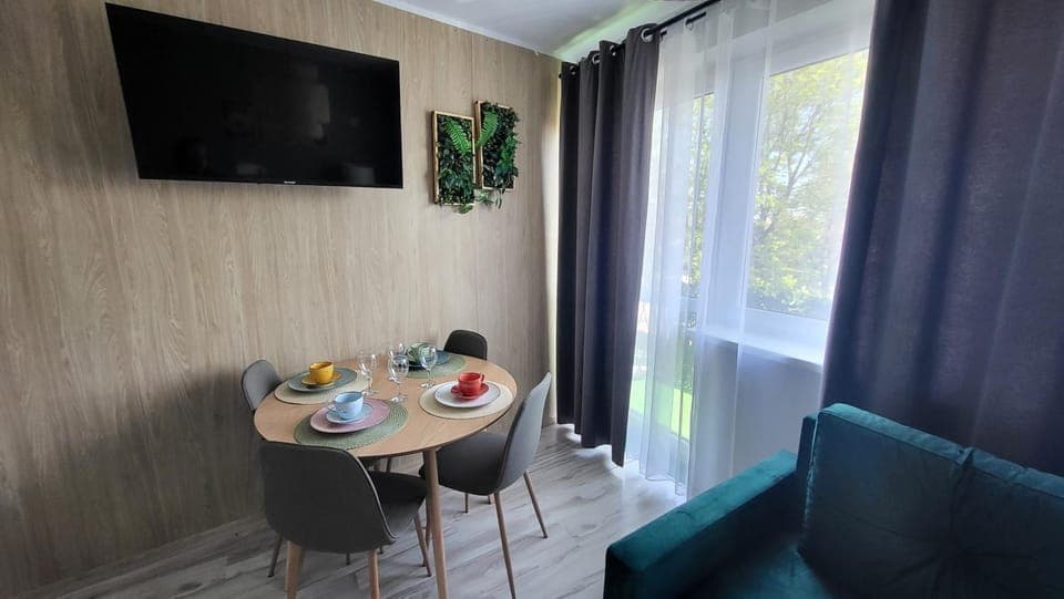 Communal lounge/ TV room, TV and multimedia, Living room, Food and drinks, Seating area, Dining area, Evening entertainment, Food