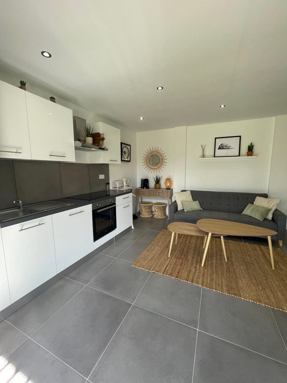 Kitchen or kitchenette, Living room, Seating area, dishwasher, oven, pet friendly, stove