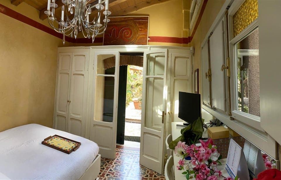 Bed, TV and multimedia, Photo of the whole room