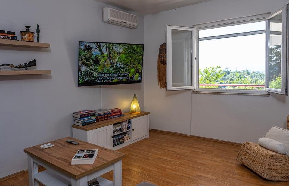 Communal lounge/ TV room, TV and multimedia, Living room, Seating area, air conditioner