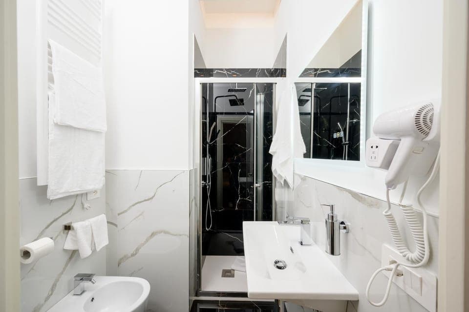 Shower, Toilet, Bathroom, towels