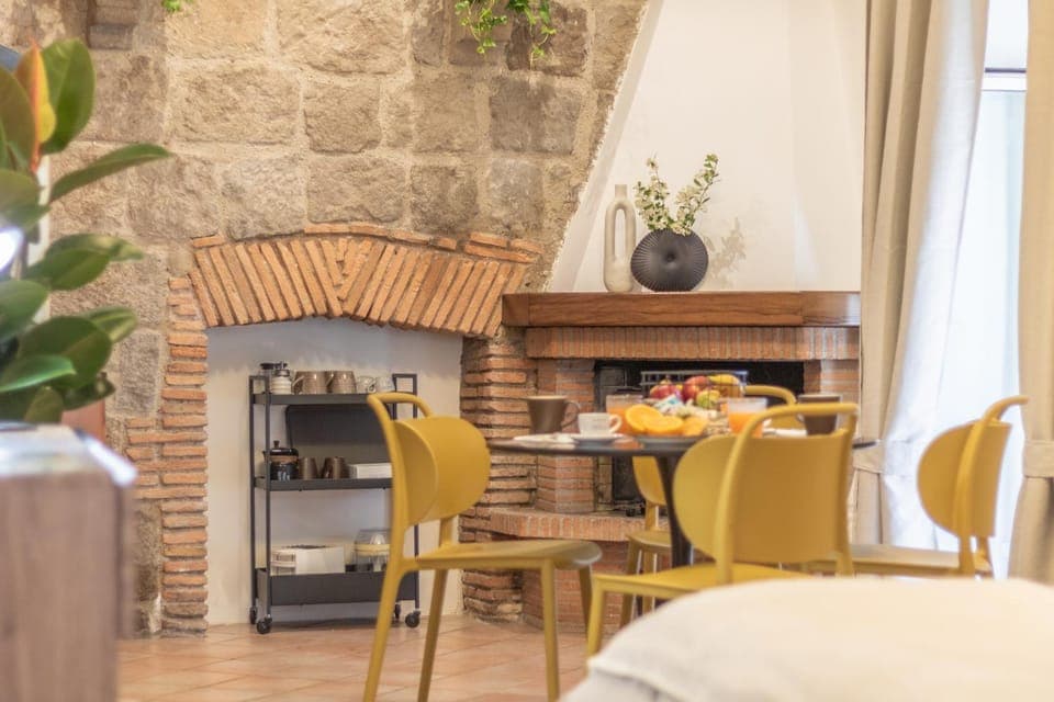 Food and drinks, Seating area, Dining area, Food