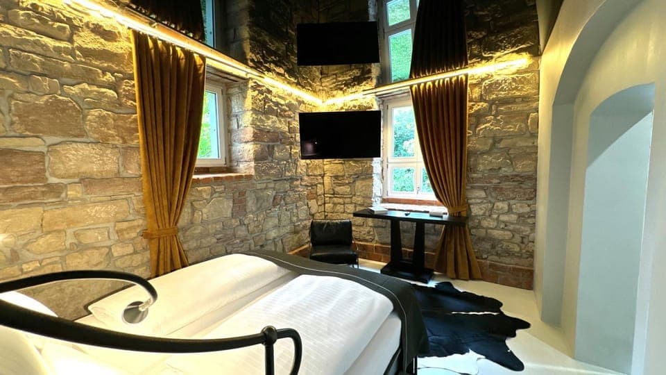 Bed, TV and multimedia, Bedroom