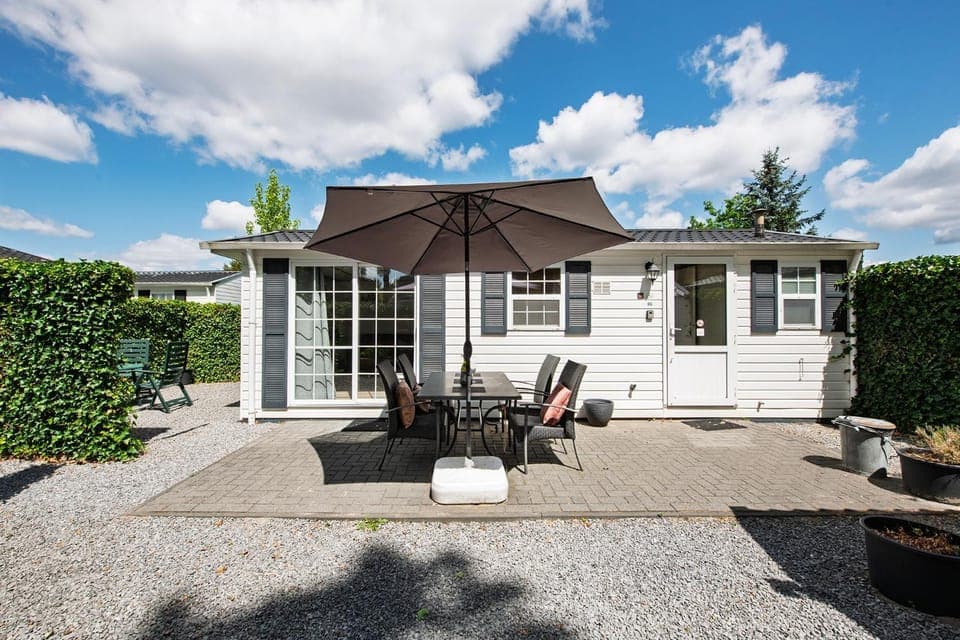 Property building, Patio, Spring, Day, Garden, Dining area, Garden view