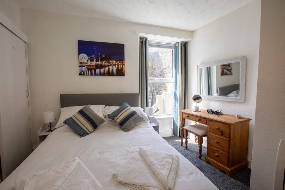 Bed, Bedroom, hair dresser