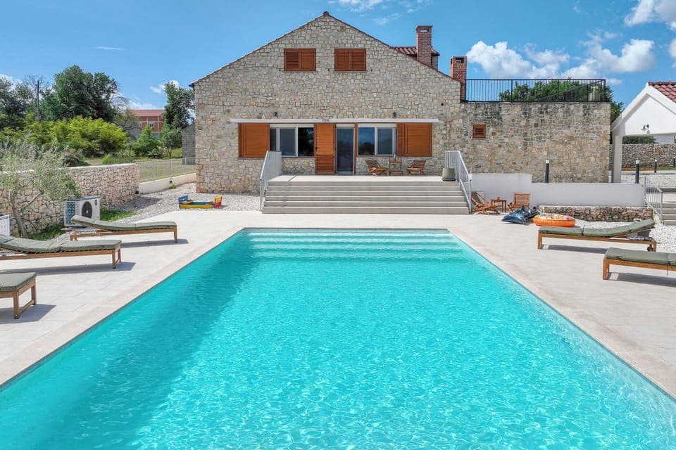 Property building, Patio, Garden, Pool view, Swimming pool, Swimming pool, sunbed