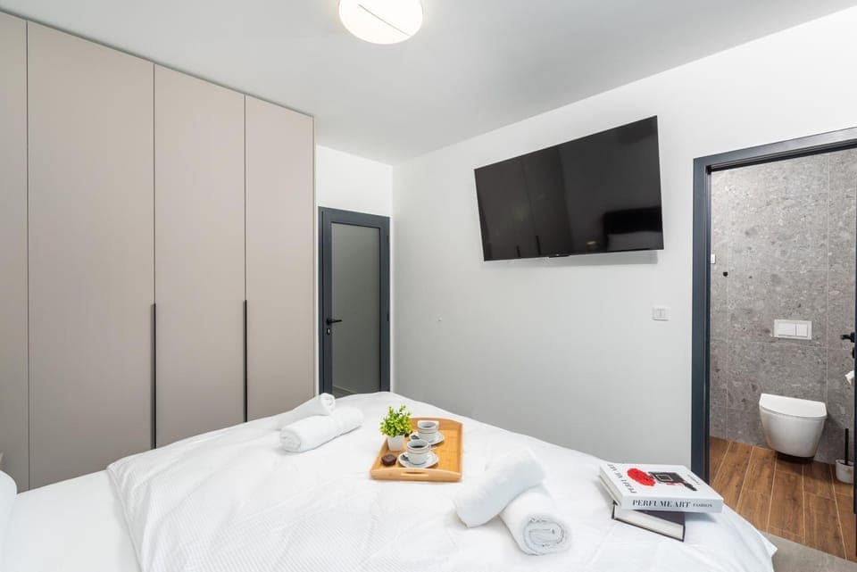 Bed, TV and multimedia, Photo of the whole room, Bedroom, towels