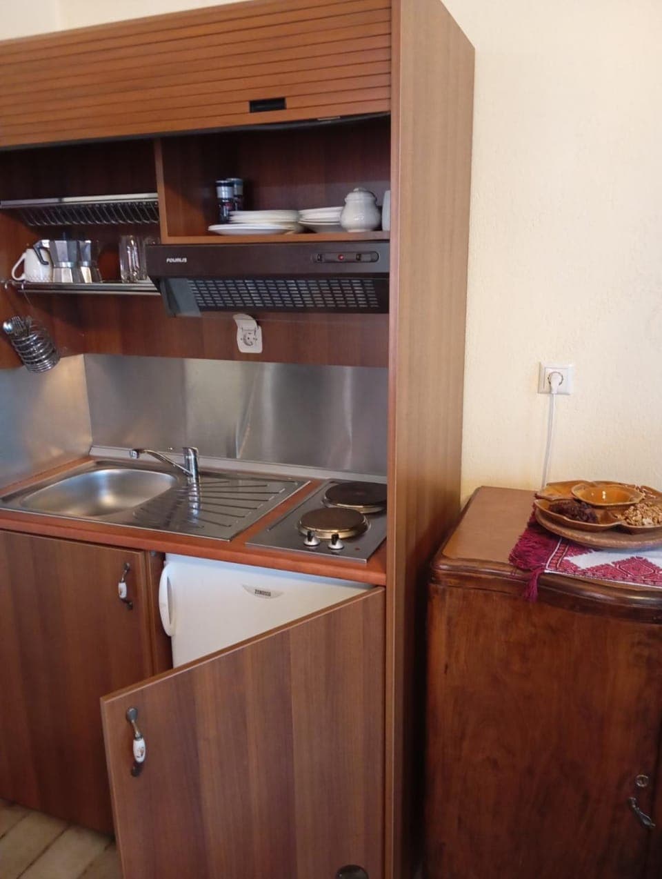Kitchen or kitchenette, minibar, stove