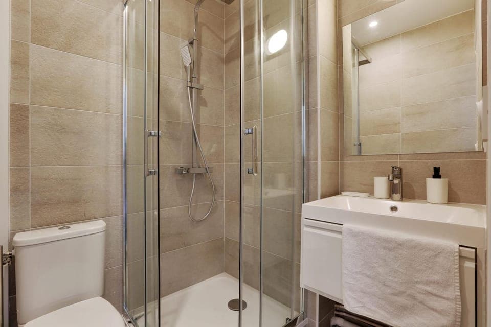 Shower, Toilet, Bathroom, towels