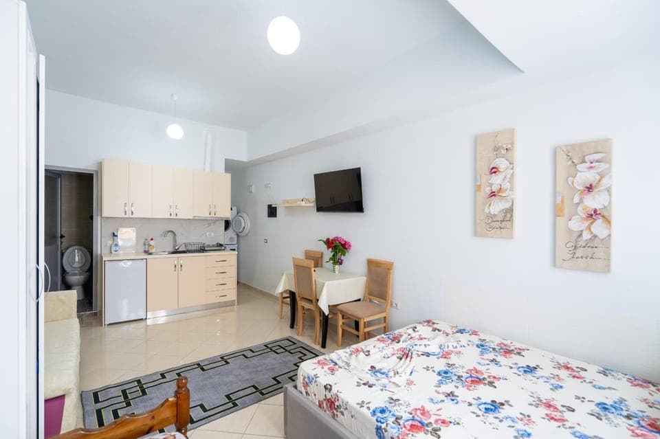 Bed, TV and multimedia, Kitchen or kitchenette, Photo of the whole room, Dining area, stove