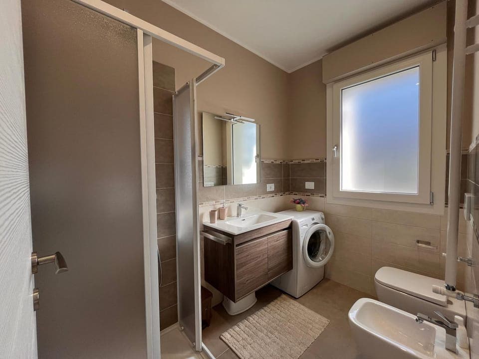 Toilet, Bathroom, towels, washing machine