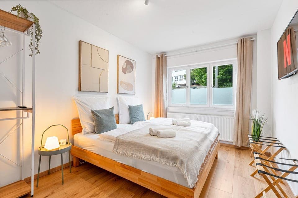 Bed, TV and multimedia, Photo of the whole room, Bedroom, towels