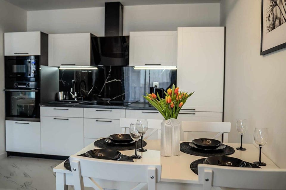 Kitchen or kitchenette, Dining area