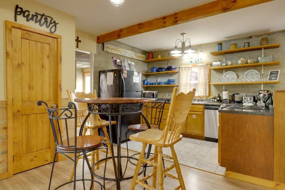 Relax Fireside: Cozy Retreat < 10 Mi to Dollywood Apartment in Pigeon Forge