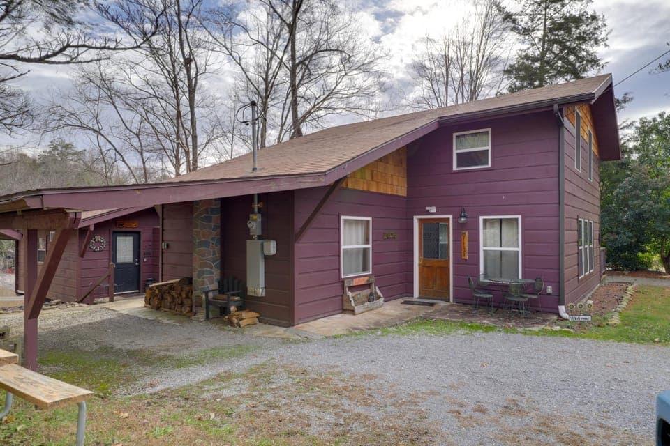 Relax Fireside: Cozy Retreat < 10 Mi to Dollywood Apartment in Pigeon Forge