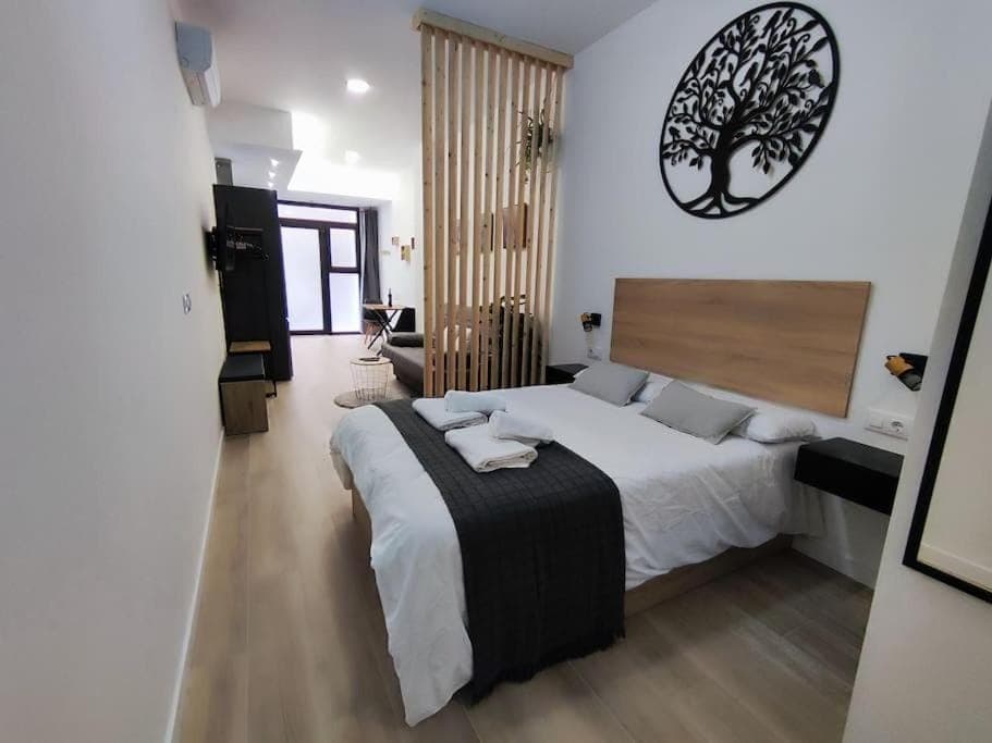 Bed, Bedroom, towels