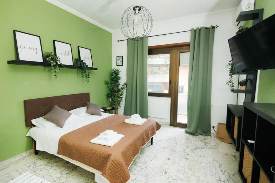 Bed, TV and multimedia, Photo of the whole room, Bedroom, towels