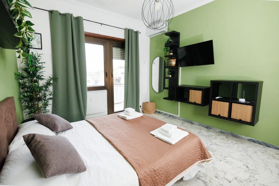 Bed, TV and multimedia, Photo of the whole room, Bedroom, towels