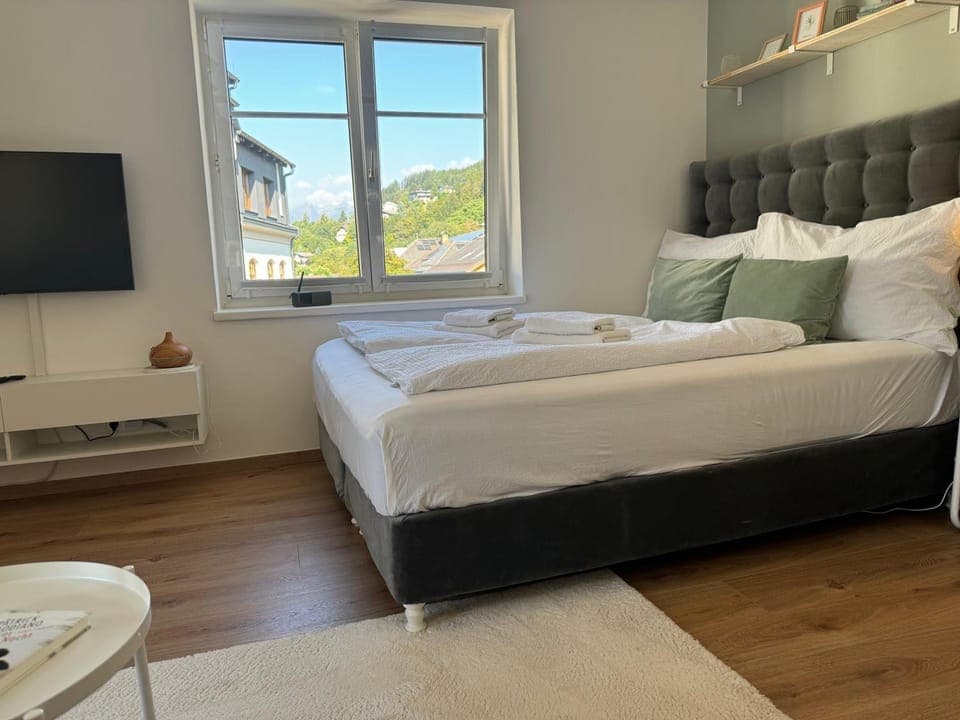 Bed, TV and multimedia, Photo of the whole room